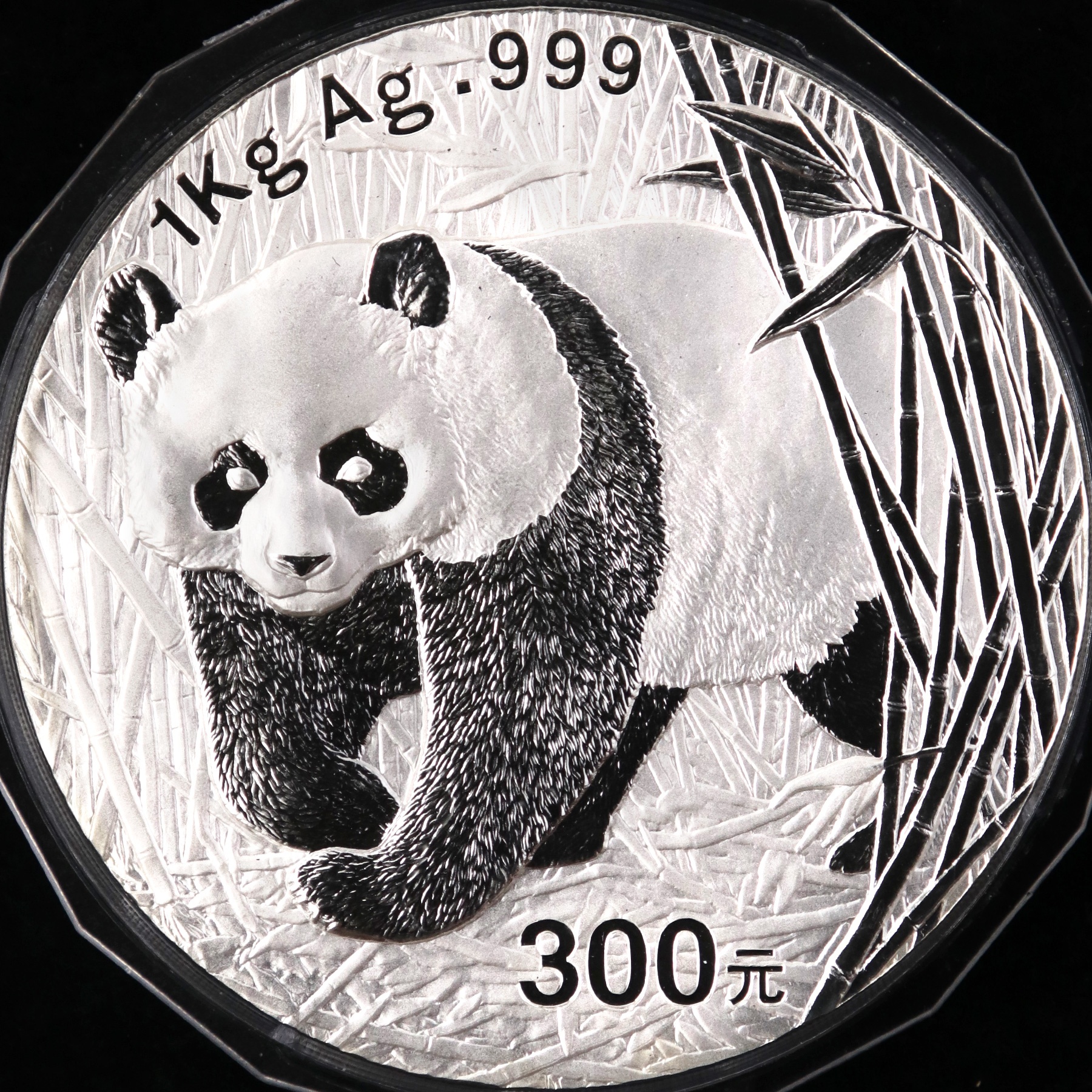 2002年1公斤熊猫银币