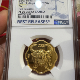 2021年15克梅花形生肖牛金币